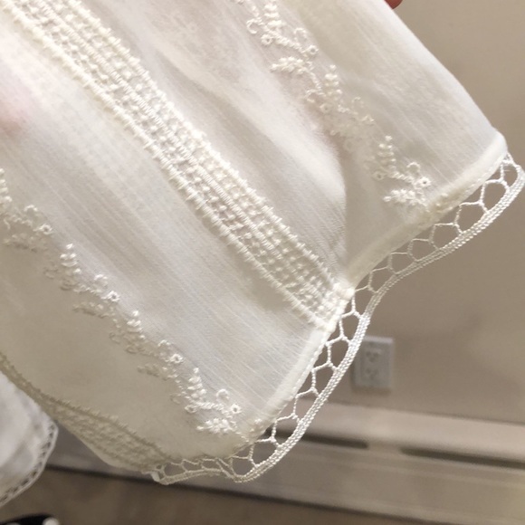 ASTR The Label White blouse sz medium. Beautiful embossing New w/o tags - Picture 4 of 8